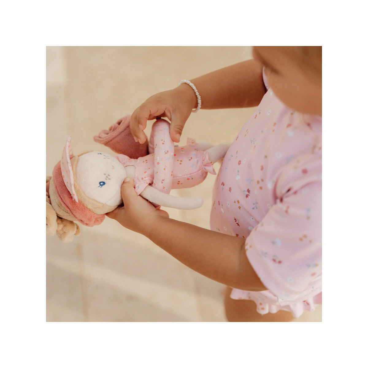 Little Dutch Kuschelpuppe Mila Summer Edition 5 Little Dutch Kuschelpuppe Mila Summer Edition – Bild 3